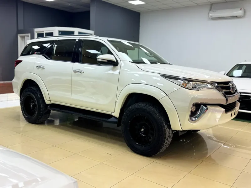 2017 Toyota Fortuner GXR 6 Cylinders Petrol Engine White Brown SUV GCC Specs