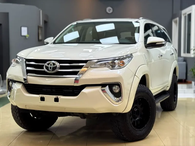 2017 Toyota Fortuner GXR 6 Cylinders Petrol Engine White Brown SUV GCC Specs