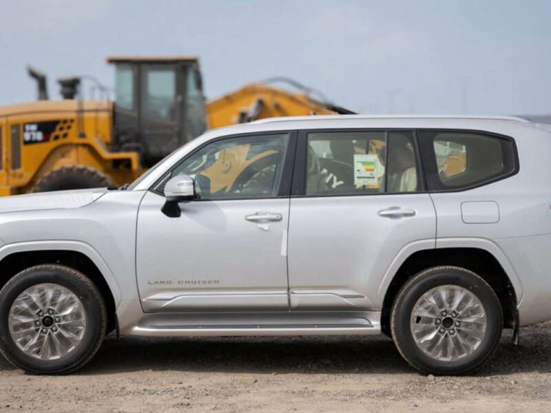 2024 Toyota Land Cruiser GXR 3.5L 6 Cylinders Twin Turbo Silver Beige SUV GCC Specs