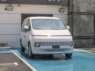 2025 Hyundai Staria 3.5 Litres MPi V6 Petrol Engine White Black Van 11-Seater