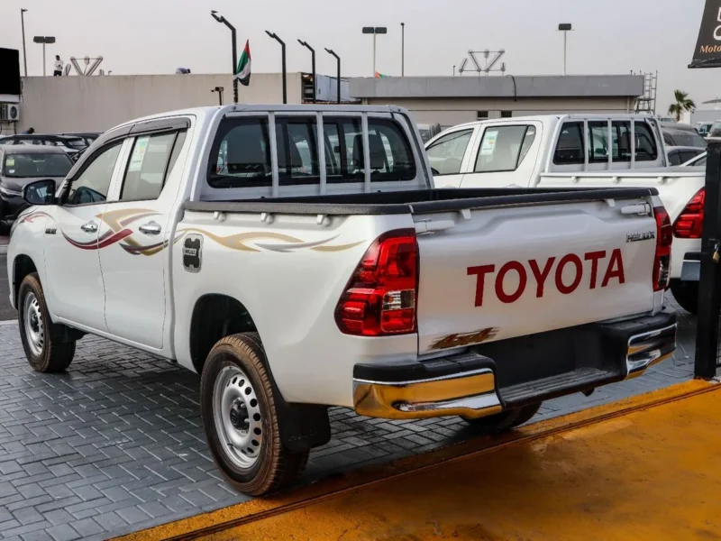 2026 Toyota Hilux DC AT 2.7 L 4-cylinder Petrol Engine White Black Pickup Truck GCC