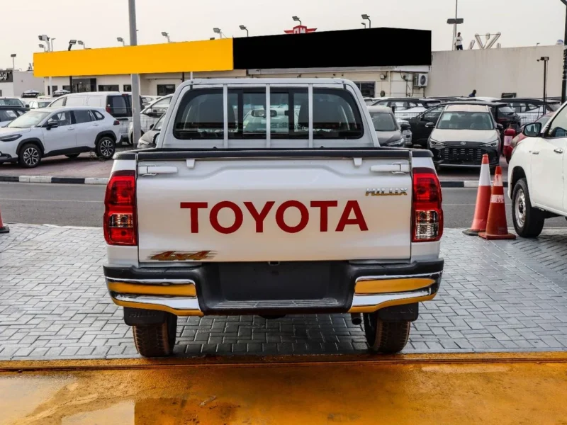 2026 Toyota Hilux DC AT 2.7 L 4-cylinder Petrol Engine White Black Pickup Truck GCC