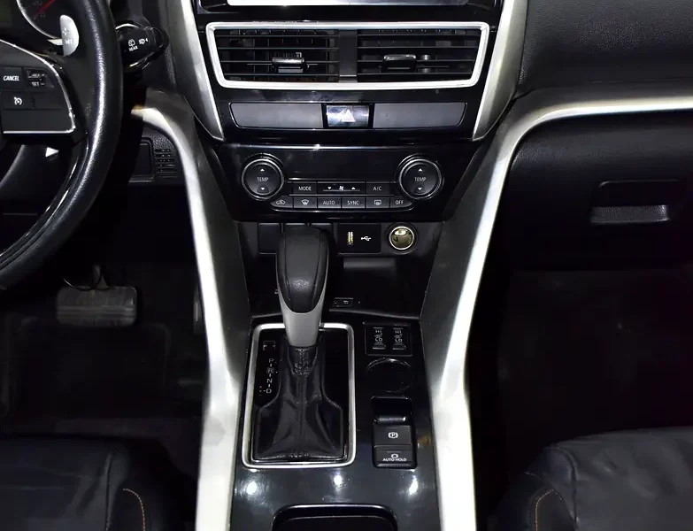 2019 Mitsubishi Eclipse Cross GLX 4 Cylinders Petrol Engine White Black Crossover GCC Specs