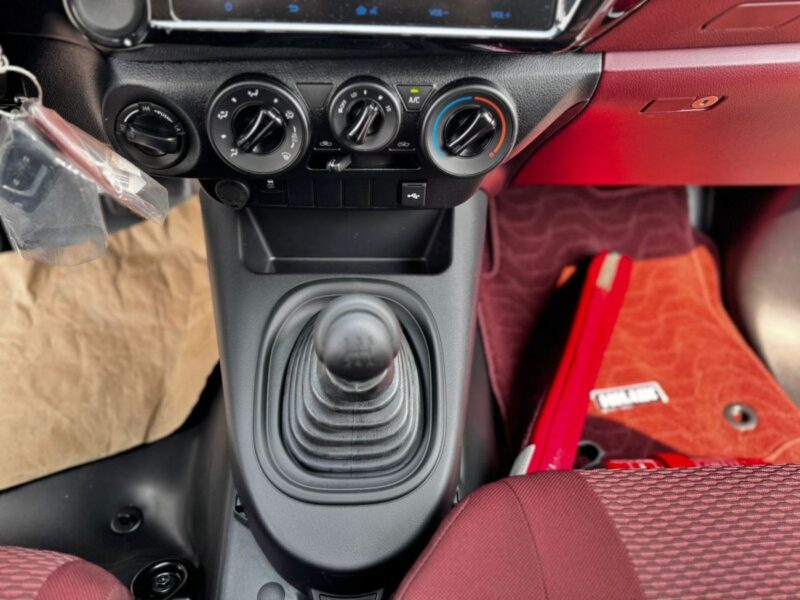 2025 TOYOTA HILUX 2.7L 4 Cylinders PETROL Engine SINGLE CAB M/T White Red Pickup