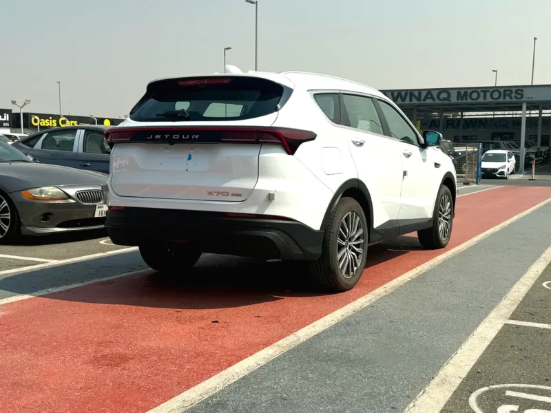 2025 Jetour X70 4 Cylinders C-DM Hybrid Engine White Beige SUV Chinese Specs
