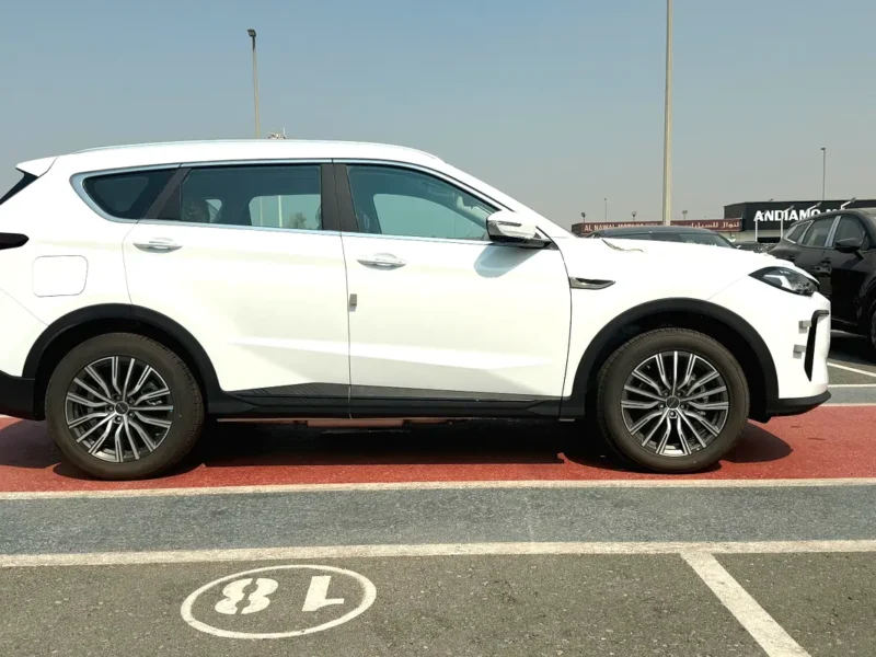 2025 Jetour X70 4 Cylinders C-DM Hybrid Engine White Beige SUV Chinese Specs