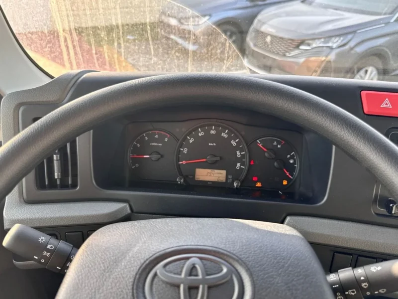 2026 TOYOTA COASTER HIROOF 4.0L DIESEL M/T 22 SEATER White Grey BUS GCC Specs
