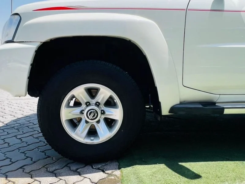 2021 NISSAN PATROL SAFARI 4.8 Litres V6 Petrol Engine White Black SUV GCC Specs