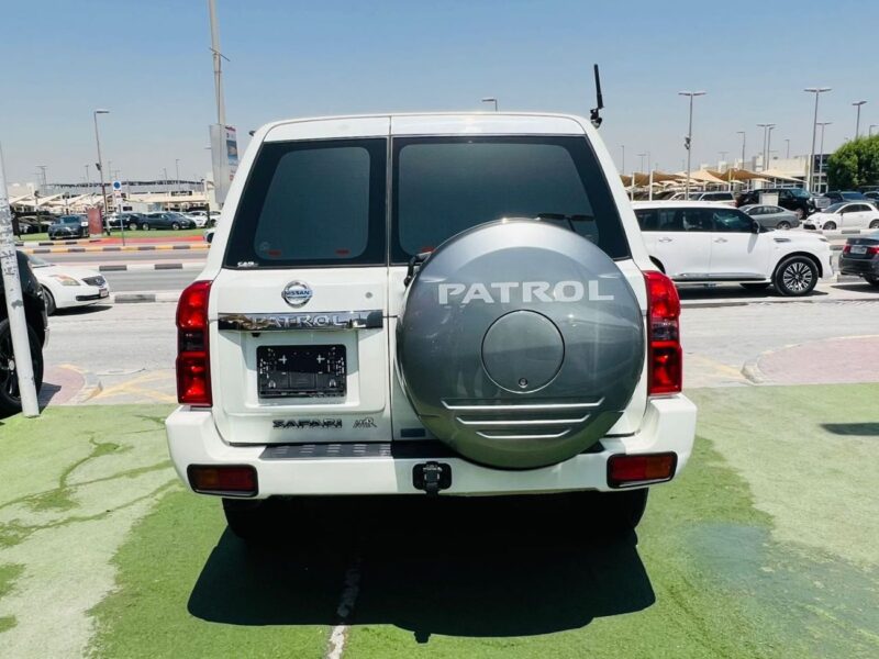 2021 NISSAN PATROL SAFARI 4.8 Litres V6 Petrol Engine White Black SUV GCC Specs
