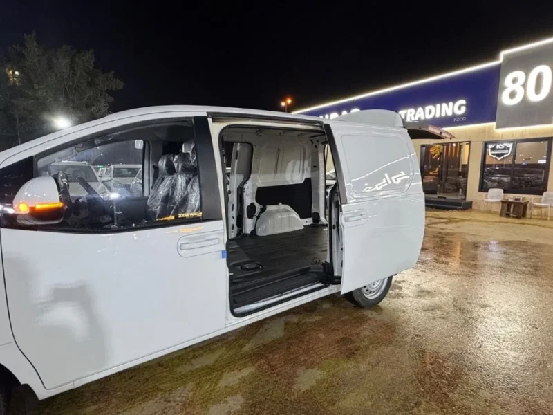 2025 Hyundai Staria 2.3 Litres 4 Cylinders Diesel Engine White Grey Van GCC Specs Mid Options
