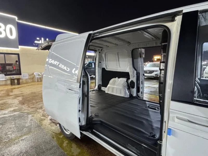 2025 Hyundai Staria 2.3 Litres 4 Cylinders Diesel Engine White Grey Van GCC Specs Mid Options