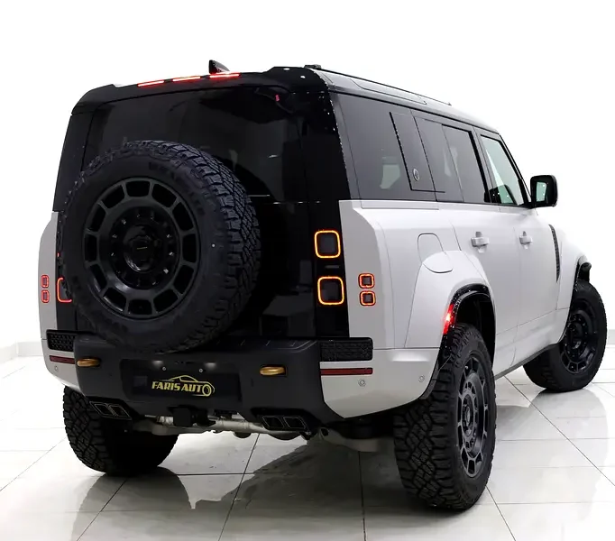 2026 Land Rover Defender 110 OCTA P635 4.4L 8 Cylinders Petrol Engine White Black SUV