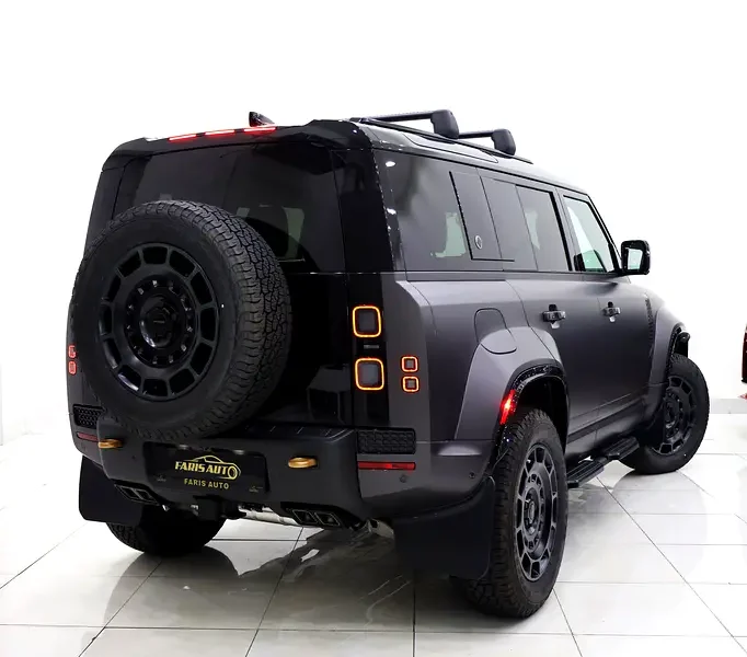 2026 Land Rover Defender 110 OCTA P635 4.4L 8 Cylinders Petrol Engine Grey Tan SUV