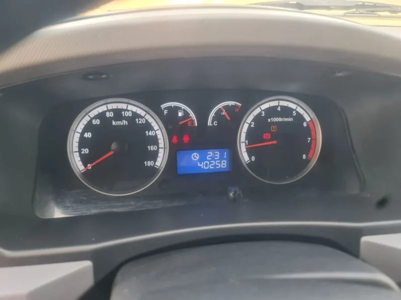 2025 Foton View CARGO VAN 2.0 Litres 4 Cylinders Diesel Engine White Grey Van GCC Specs