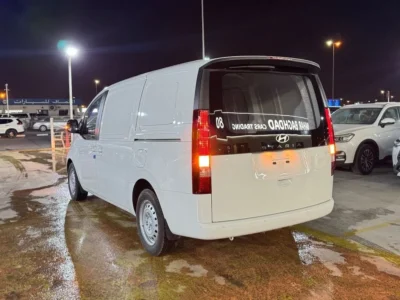 2025 Hyundai Staria 2.3 Litres 4 Cylinders Diesel Engine White Grey Van GCC Specs Mid Options