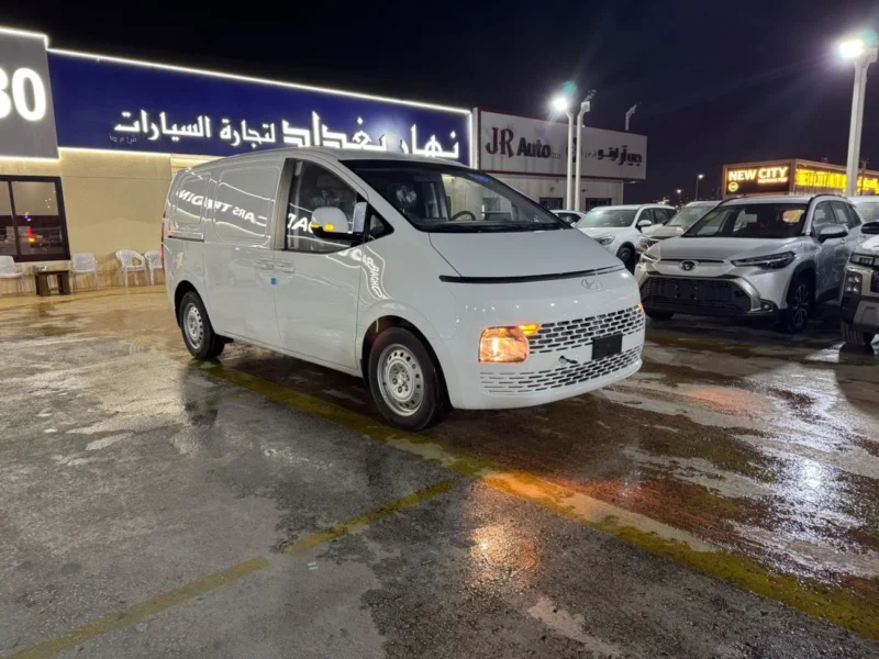 2025 Hyundai Staria 2.3 Litres 4 Cylinders Diesel Engine White Grey Van GCC Specs Mid Options