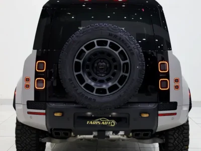 2026 Land Rover Defender 110 OCTA P635 4.4L 8 Cylinders Petrol Engine White Black SUV