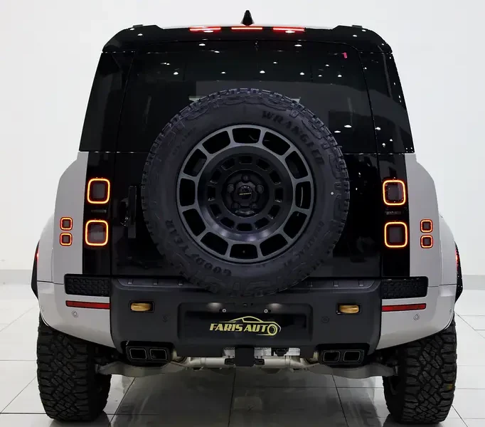 2026 Land Rover Defender 110 OCTA P635 4.4L 8 Cylinders Petrol Engine White Black SUV