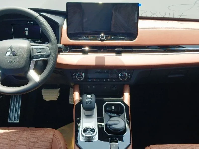 2026 Mitsubishi Outlander PREMIUM LAUNCH EDITION P Line 2.5L 4 Cylinders White Burgundy SUV