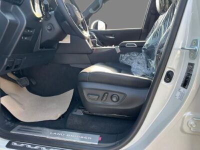 2025 TOYOTA Land Cruiser 300 VX 3.5L TT 6 Cylinders FULL OPTION White Black SUV GCC