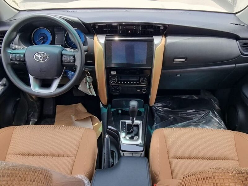 2025 TOYOTA FORTUNER 2.7 Litres 4 Cylinders Petrol Engine White Beige SUV GCC Specs