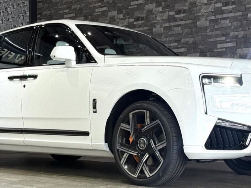 2025 Rolls Royce Cullinan Black Badge 6.8 Litres 12 Cylinders Petrol Engine White SUV