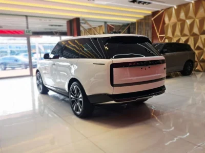 2022 Land Rover Range Rover HSE P530 4,4 Litres 8 Cylinders Petrol Engine White Maroon SUV