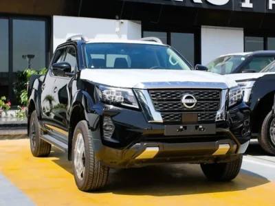 2025 Nissan Navara 2.5 Litres 4 Cylinders Petrol Engine Black Pickup Truck GCC Specs