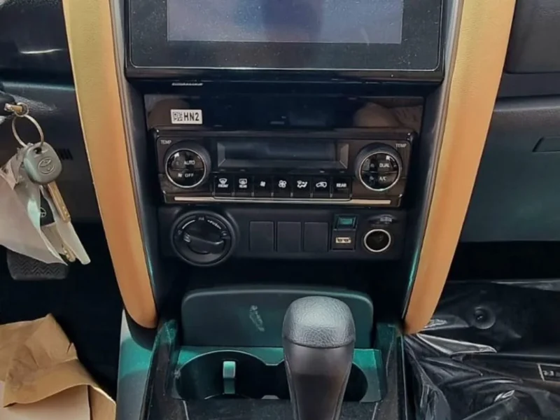 2025 TOYOTA FORTUNER 2.7 Litres 4 Cylinders Petrol Engine White Beige SUV GCC Specs