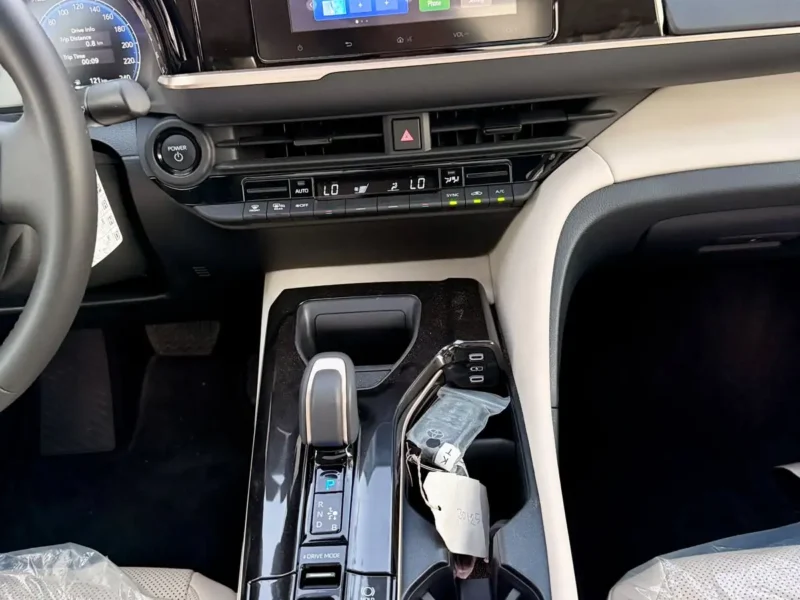 2026 Toyota Crown 2.5 Litres 4 Cylinders Hybrid Engine Blue Beige Sedan GCC Specs