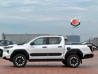 2027 TOYOTA HILUX 2.4 Litres 4 Cylinders Diesel Engine DC White Black Pickup Truck