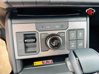 2027 TOYOTA HILUX 2.4 Litres 4 Cylinders Diesel Engine DC White Black Pickup Truck