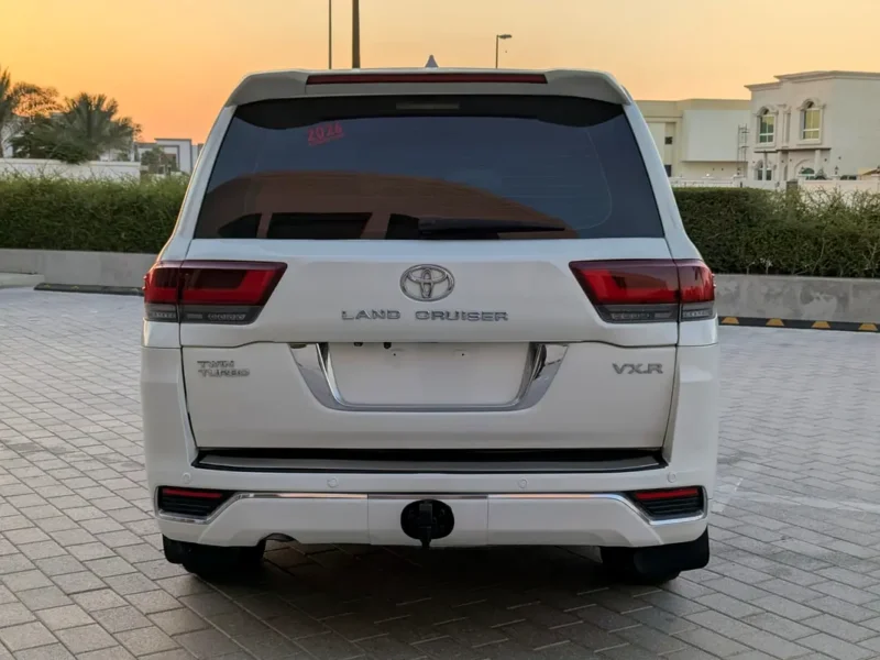 2011 Toyota Land Cruiser VXR 8 Cylinders Petrol Engine White Red SUV GCC Specs