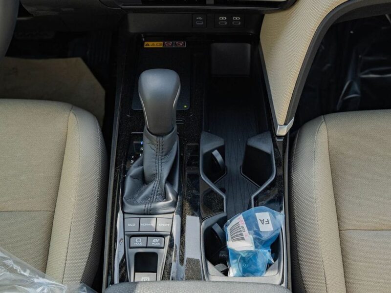 2026 Toyota Camry LE 2.5 Litres 4-Cylinder Hybrid Engine Black Beige Sedan GCC Specs