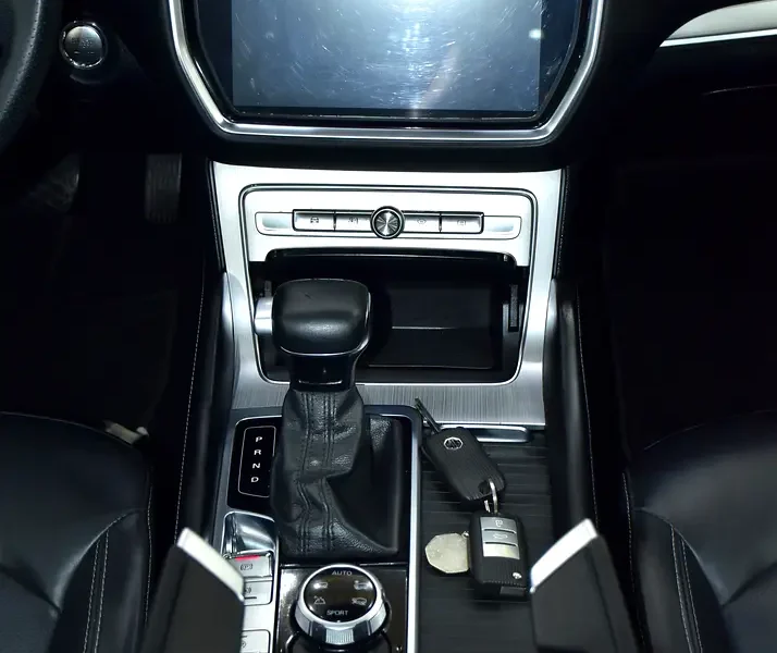 2020 MG RX8 Luxury 4 Cylinders Petrol Engine White Black SUV GCC Specifications