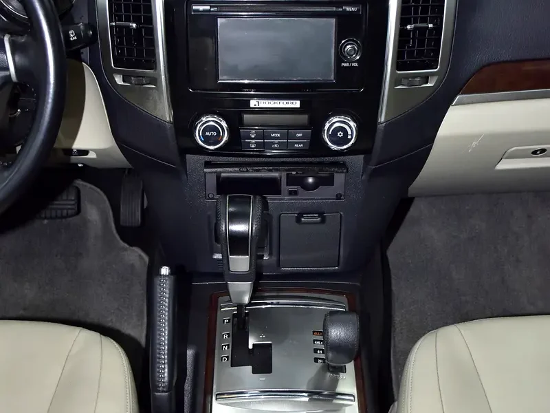 2020 Mitsubishi Pajero GLS 6 Cylinders Petrol Engine White Beige SUV GCC Specs