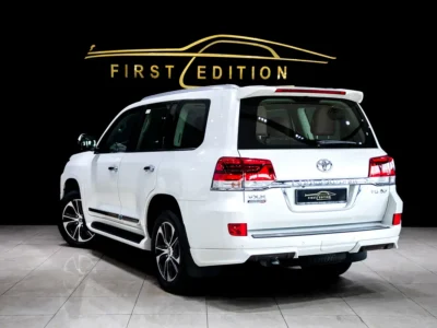2020 Toyota Land Cruiser VXR Grand Touring 5.7L V8 Petrol Engine White Tan SUV GCC Specs
