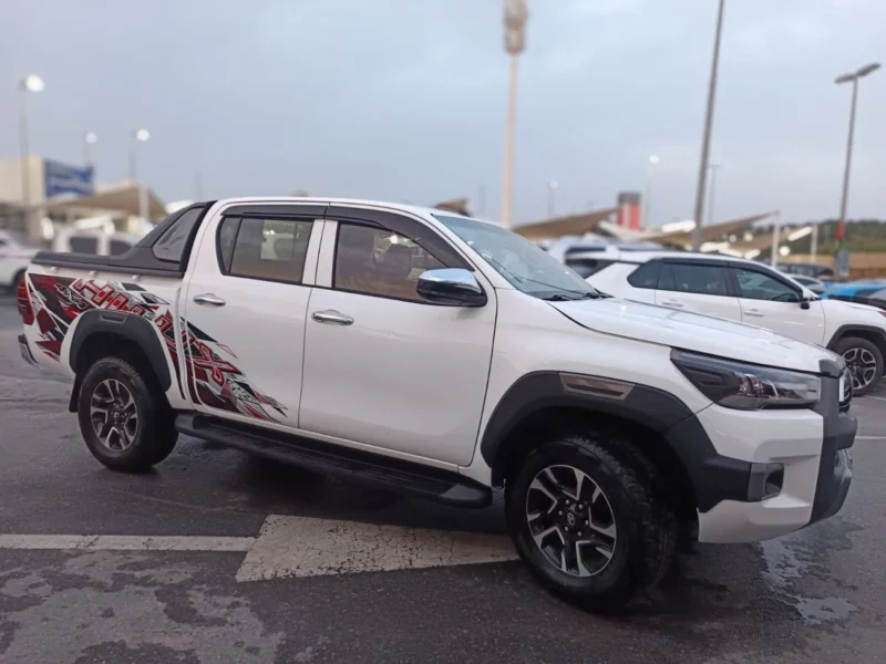 2022 Toyota Hilux Adventure 2.7L 4 Cylinders Petrol Engine White Red Pickup GCC Specs