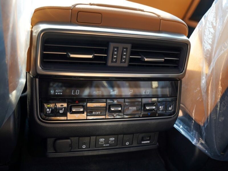 2026 Lexus LX600 SIGNATURE 3.5L Turbo 6 Cylinders Petrol Engine Silver Tan SUV GCC