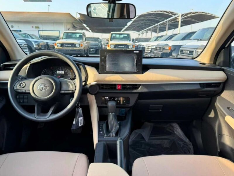 2026 Toyota Yaris E STANDRAD OPTION 1.5L PETROL V4 White Beige Sedan GCC Specs