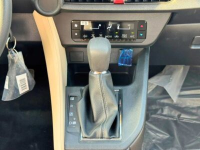 2026 Toyota Yaris E STANDRAD OPTION 1.5L PETROL V4 White Beige Sedan GCC Specs