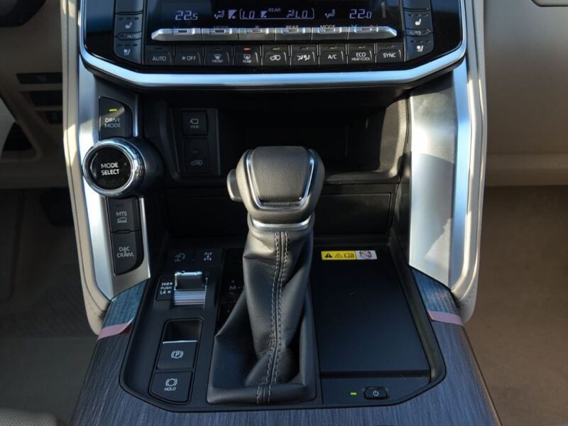 2025 Toyota Land Cruiser VXR 3.3L V6 Twin-Turbo Diesel Engine White Beige SUV GCC Specs