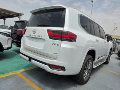 2026 TOYOTA LAND CRUISER LC300 VXS 3.5L Twin Turbo V6 Hybrid Engine White Red SUV