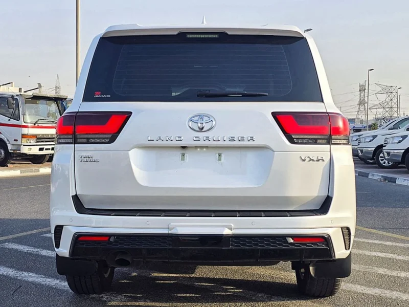 2024 Toyota Land Cruiser VXR 3.5l Twin Turbo 6 Cylinders Engine White Red SUV GCC Specs