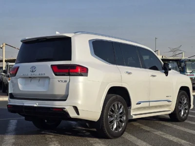 2024 Toyota Land Cruiser VXR 3.5l Twin Turbo 6 Cylinders Engine White Red SUV GCC Specs