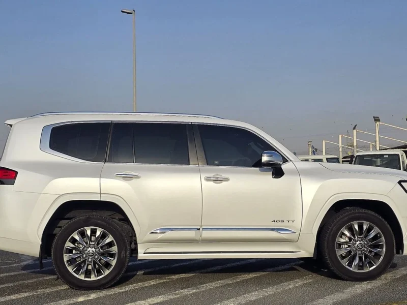 2024 Toyota Land Cruiser VXR 3.5l Twin Turbo 6 Cylinders Engine White Red SUV GCC Specs