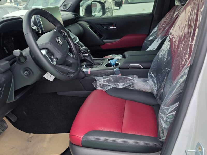 2026 TOYOTA LAND CRUISER LC300 VXS 3.5L Twin Turbo V6 Hybrid Engine White Red SUV