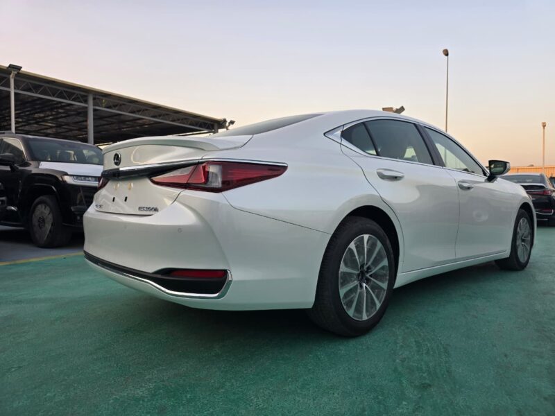 2026 LEXUS ES300h 2.5 Litres 4 Cylinders HYBRID Engine White Silver Sedan GCC Specs