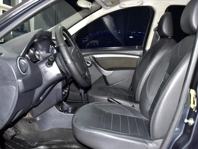 2017 Renault Duster SE 4X4 4 Cylinders Petrol Engine Grey Black Crossover GCC Specs Automatic