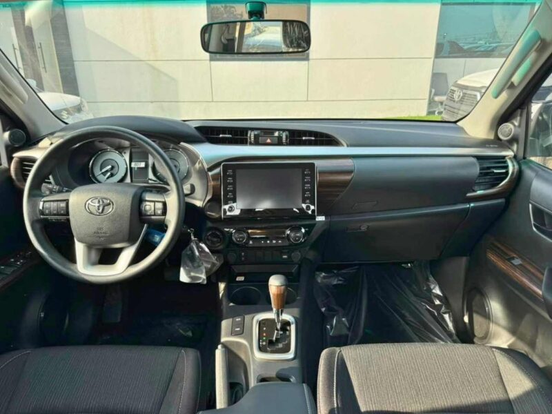 2026 Toyota Hilux SR5 2.8 Litres V4 DIESEL Engine Black Pickup Truck GCC Specs Automatic